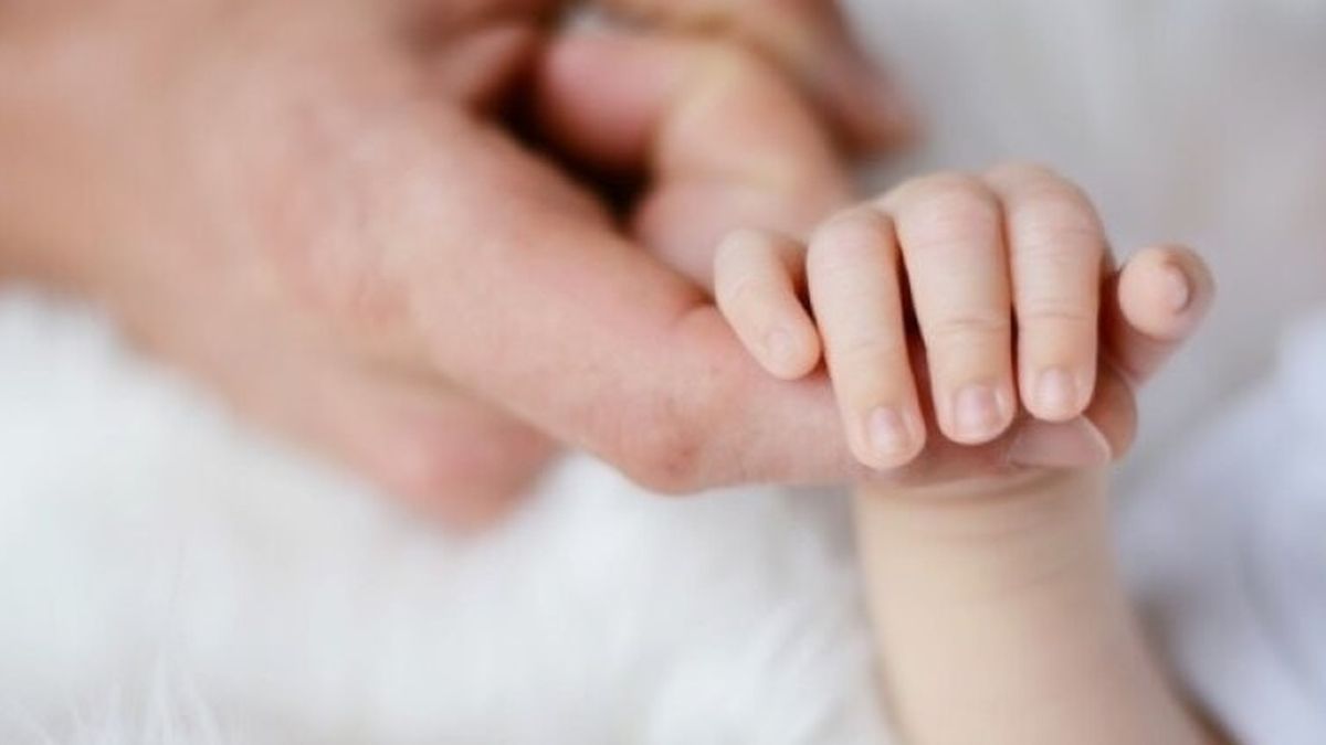 У Києві чоловік допоміг народити дружині вдома, виконуючи вказівки лікаря телефоном (відео) Дитина тримає палець дорослого