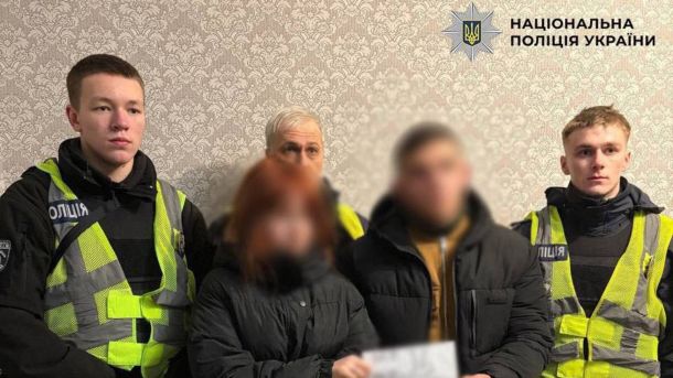 У Києві затримали начальника відділу ДПС за вимагання $500 щомісяця Поліцейські у жовтих жилетах конвоюють двох затриманих підозрюваних у підпалах автомобілів Tesla у Святошинському районі Києва