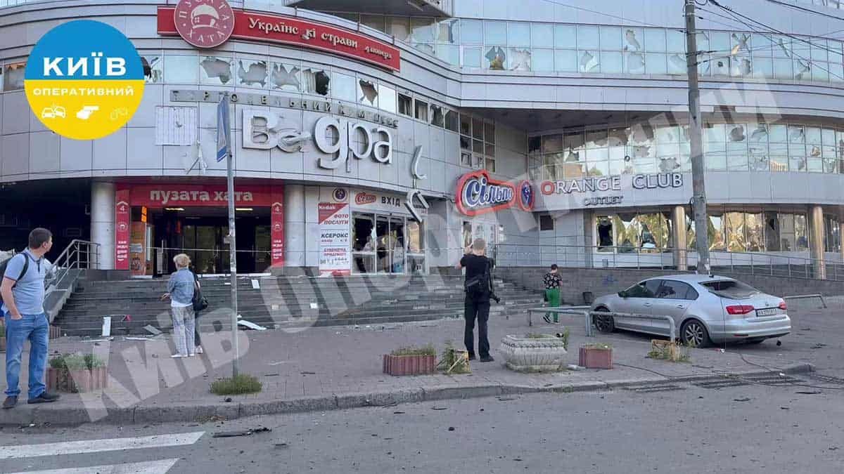 Атака на Київ: пошкоджено ТЦ «Квадрат» Атака на Київ: пошкоджено ТЦ «Квадрат»