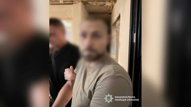 Трьох екс-правоохоронців затримали за підкидання наркотиків екскомбату Магури Оперативники Поліції Києва затримали 33-річного киянина, який з ревнощів пырнув ножем у спину нового чоловіка колишньої дружини