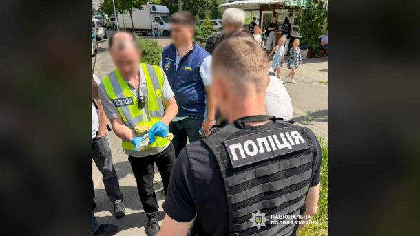 Засновник фонду у Києві засуджений на 7 років: брав $12 000 за виїзд за кордон Поліцейські затримують підприємця з пачкою грошей на вулиці Києва — хабар за фіктивну відстрочку від мобілізації