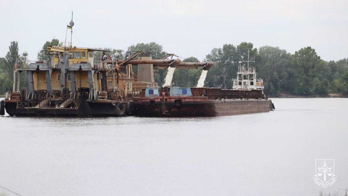 На Київщині судитимуть трьох працівників за незаконний видобуток 8 тис. тонн піску з Десни На Київщині судитимуть трьох працівників за незаконний видобуток 8 тис. тонн піску з Десни