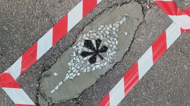Мозаїки в ямах: у Києві з’явилось партизанське мистецтво просто на дорогах Мозаїки в ямах: у Києві з’явилось партизанське мистецтво просто на дорогах