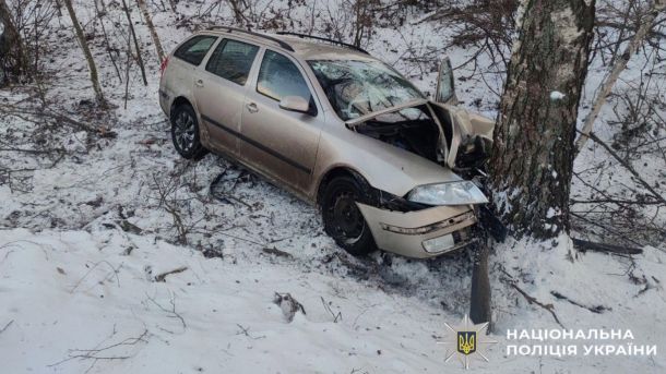 6000$ за інвалідність: у Києві затримали лікаря, який вимагав хабар у ветерана ЗСУ Автівка, яка після з'їзду з дороги врізалася в дерево