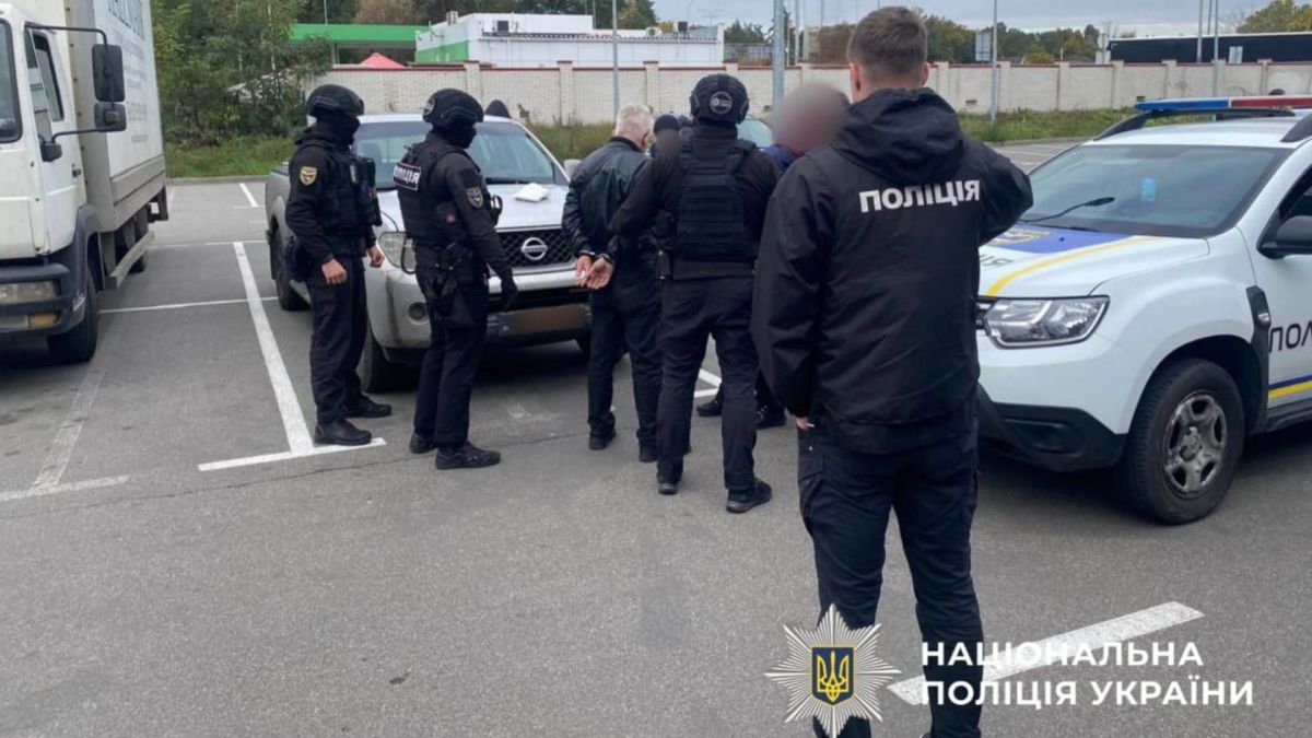 Вимагав $31 тисячу за допомогу із дронами: затримали керівника ГО Команда правоохоронців проводить затримання підозрюваного на вулиці біля стоянки автомобілів