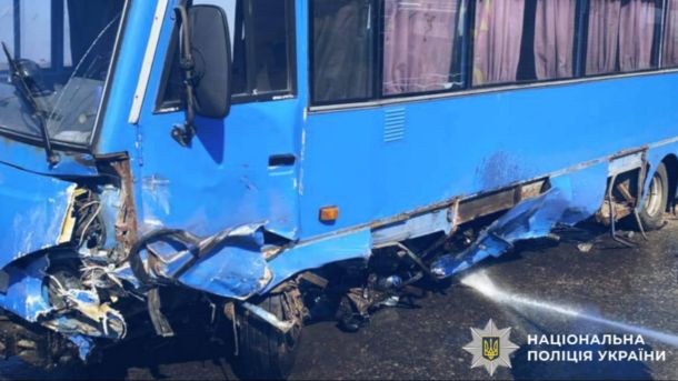 Поліція перевіряє заяву ветерана про побиття у ТЦК Шевченківського району Києва Наслідки смертельної ДТП на Броварщині: зіткнення легковика Skoda з пасажирським автобусом біля села Гоголів