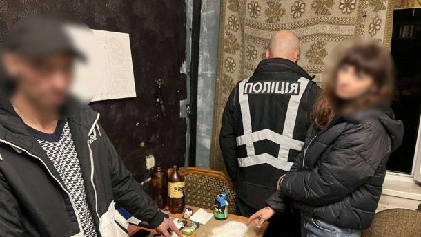 Вистави в театрі Лесі Українки скасовані через відключення електроенергії в Києві Поліцейський проводить огляд квартири, де стоять чоловік та жінка