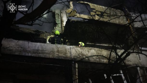 Шість районів Києва без тепла: що відомо про наслідки нічного обстрілу ДСНС гасять балкон в Києві