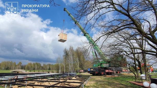 На Київщині підприємця підозрюють у розкраданні коштів на модульні будинки для жителів зруйнованого Мощуна зелений автокран підіймає в повітря модульний будинок