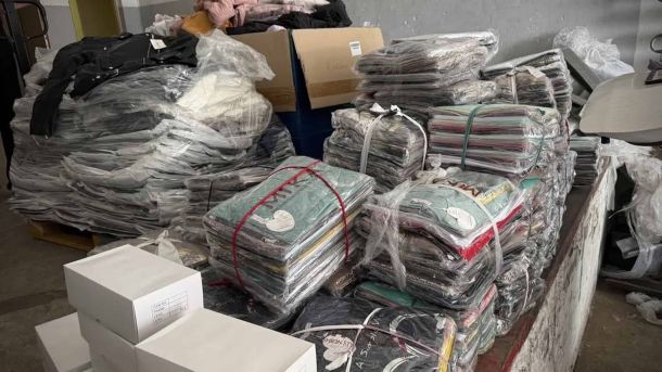 Київська митниця передала конфіскований одяг дітям на Сумщині Запаковані стоси конфіскованого одягу й взуття на складі, які Київська митниця передала спецшколі на Сумщині