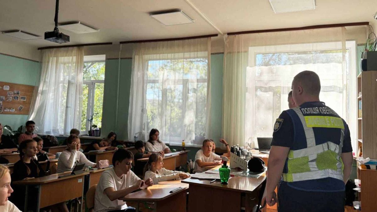 Печерськ: поліція навчає школярів протидіяти булінгу поліцейські у шкільному класі