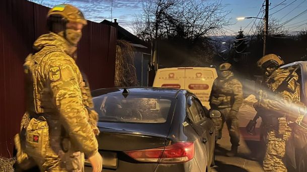 Поліція Києва затримала шахраїв під виглядом СБУ: вкрали 9 млн у киянок Поліцейські НПУ затримали чотирьох шахраїв, які видавали себе за СБУ і вкрали 9 млн гривень у киянок