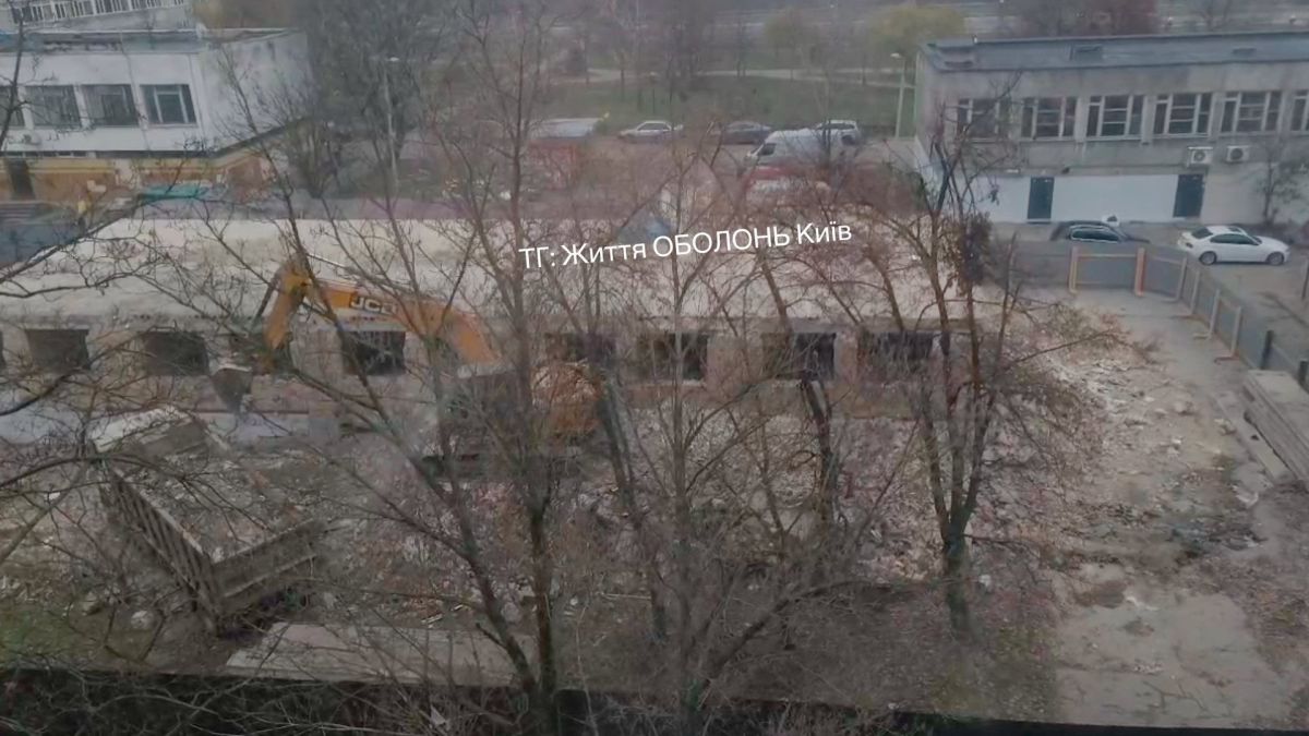 На Мінському масиві будують поліклініку: 4 поверхи замість двох — коли відкриття Кран працює біля будівлі поліклініки