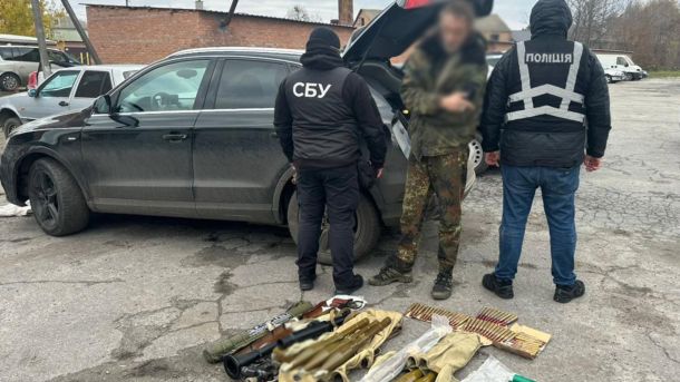4 грудня центр Києва перекриють: їдуть іноземні делегації Співробітники СБУ та поліції біля затриманого, на асфальті розкладені боєприпаси