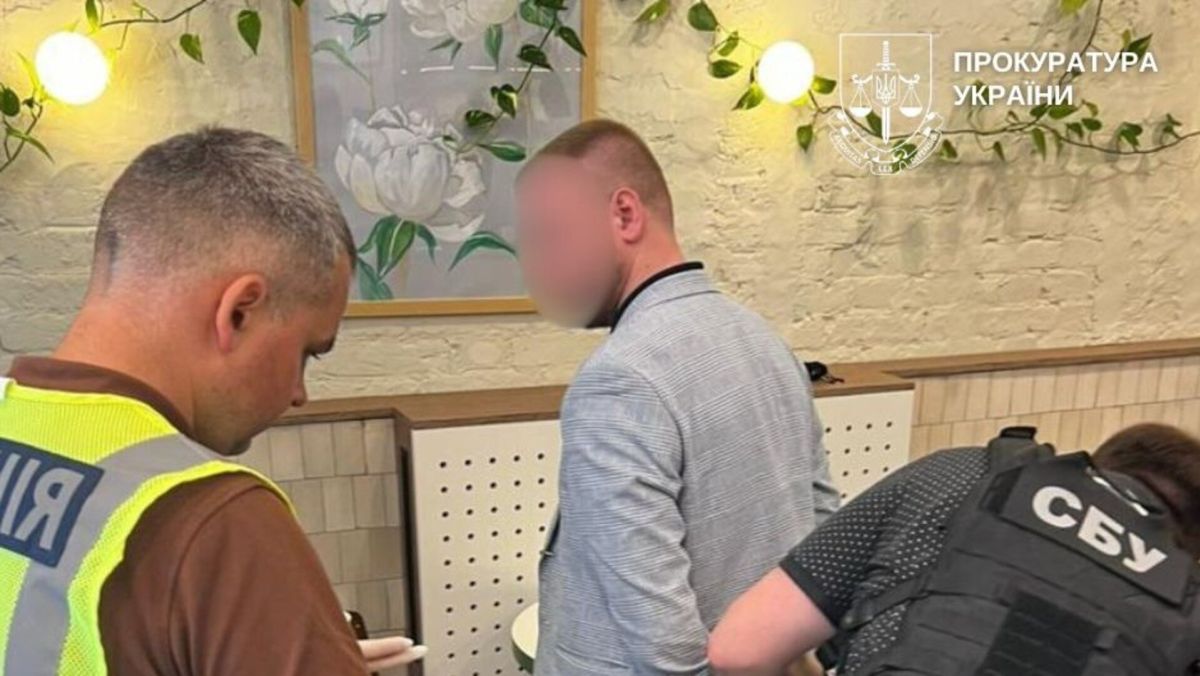 У Києві судитимуть трьох чоловіків за схему фіктивного бронювання Поліцейські та один із затриманих підозрюваних у наручниках