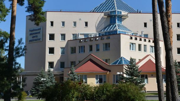 Три ДТП з постраждалими дітьми на Київщині: справи скеровано до суду Будівля Українського державного центру радіочастот (УДЦР) на проспекті Перемоги у Києві з вивіскою на фасаді