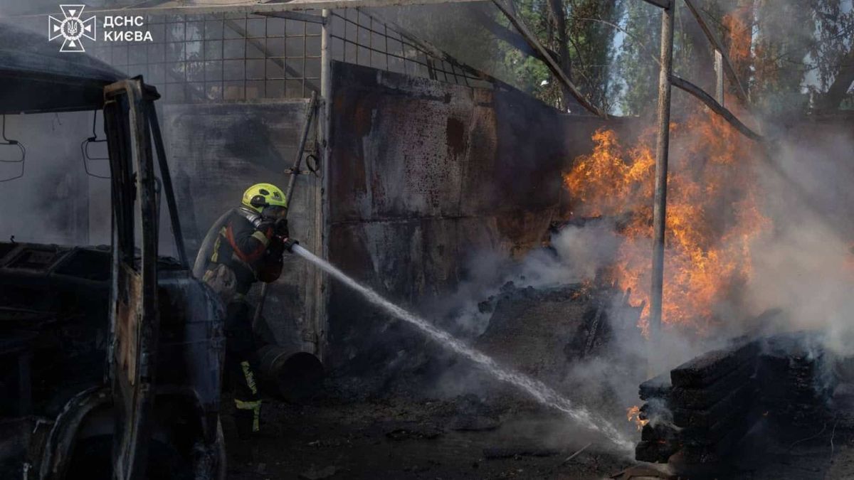 Пожежа на Хоткевича у Дніпровському: горів склад на 250 кв. м Пожежа на Хоткевича у Дніпровському: горів склад на 250 кв. м