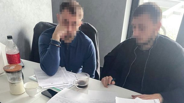 Київпастранс: очільник дирекції будівництва під слідством НАБУ Два чоловіки сидять за столом із заблюреними обличчями