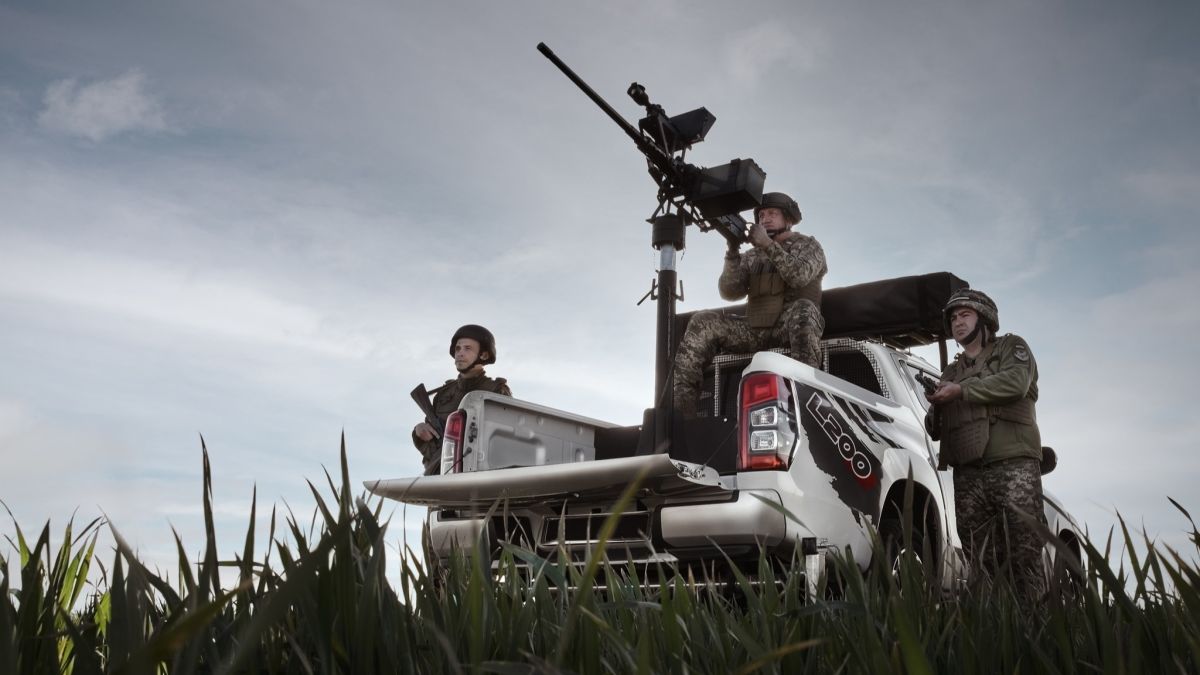 Нічна атака на Київ та область: ворожі БпЛА й ракета не досягли цілей Українські військові у камуфляжі стоять біля пікапа з установленим крупнокаліберним кулеметом на тлі неба та поля