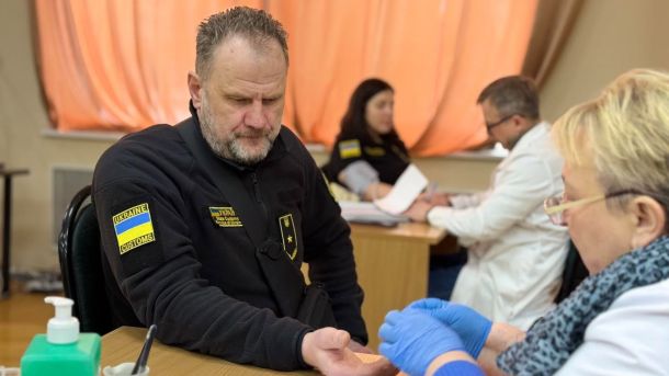 60 мільйонів гривень адресної допомоги і 14 діючих ветеранських просторів: повідомила КОДА Працівник Київської митниці у формі з нашивкою Ukraine Customs здає кров під час корпоративного дня донорства, медична працівниця бере аналіз з пальця