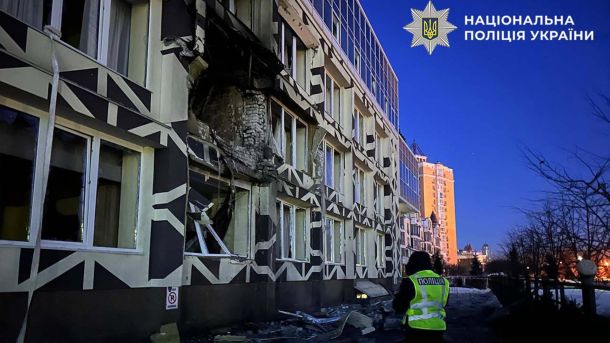 Під час атаки на столицю загинуло четверо людей: під час повторної атаки загинув медик (відео) Загальний вигляд на будівлю, у фасаді якої велика діра від влучання