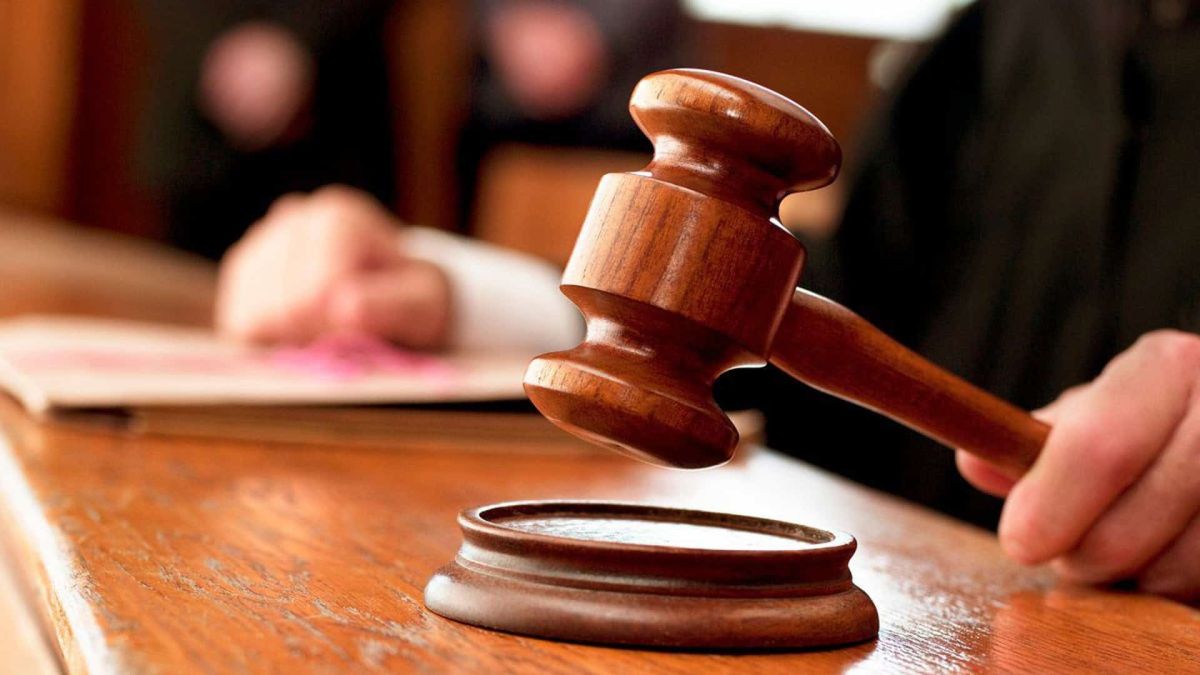 24-річну киянку засуджено до 9 років за теракт на Оболоні Суддя б'є молотком під час судового засідання щодо патрульних поліцейських у Києві