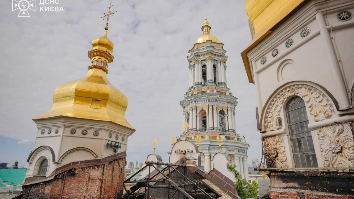 Майже 100 рятувальників відновлюють дах лаври після атаки 15 червня Рятувальники ДСНС відновлюють пошкоджений дах Свято-Успенського собору у Києво-Печерській лаврі після атаки РФ 15 червня
