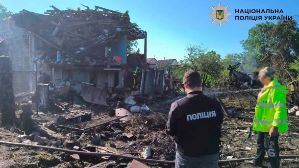Атака на Київ 15 червня: горить Лавра, 20+ поранених Поліцейські документують зруйнований ракетним ударом житловий будинок у Києві 15 червня 2026 року