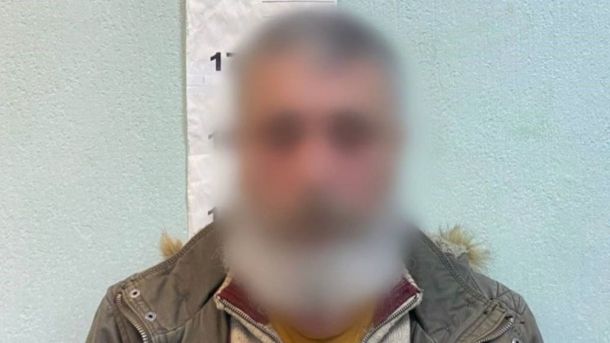 Київ попрощався з 19-річною військовою Дар’єю Лопатіною Засмальоване обличчя чоловіка на фоні зірок для вимірювання зросту в поліції.