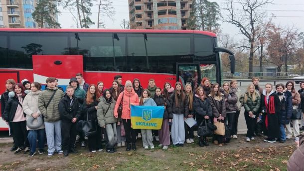 У Київському зоопарку покажуть врятованих від війни рисей Червоний автобус, біля якого стоїть натовп дітей