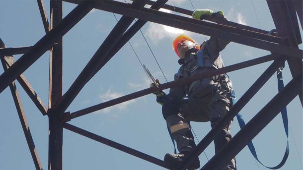 60 бригад залізничників відновлюють тепло у Києві Працівник ДТЕК за роботою на опорі ЛЕП