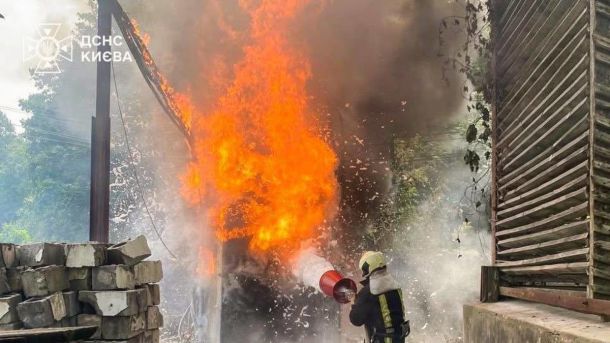 Пожежа в Хотянівці: після удару блискавки обвалилася мобільна вишка Пожежа в Хотянівці: після удару блискавки обвалилася мобільна вишка