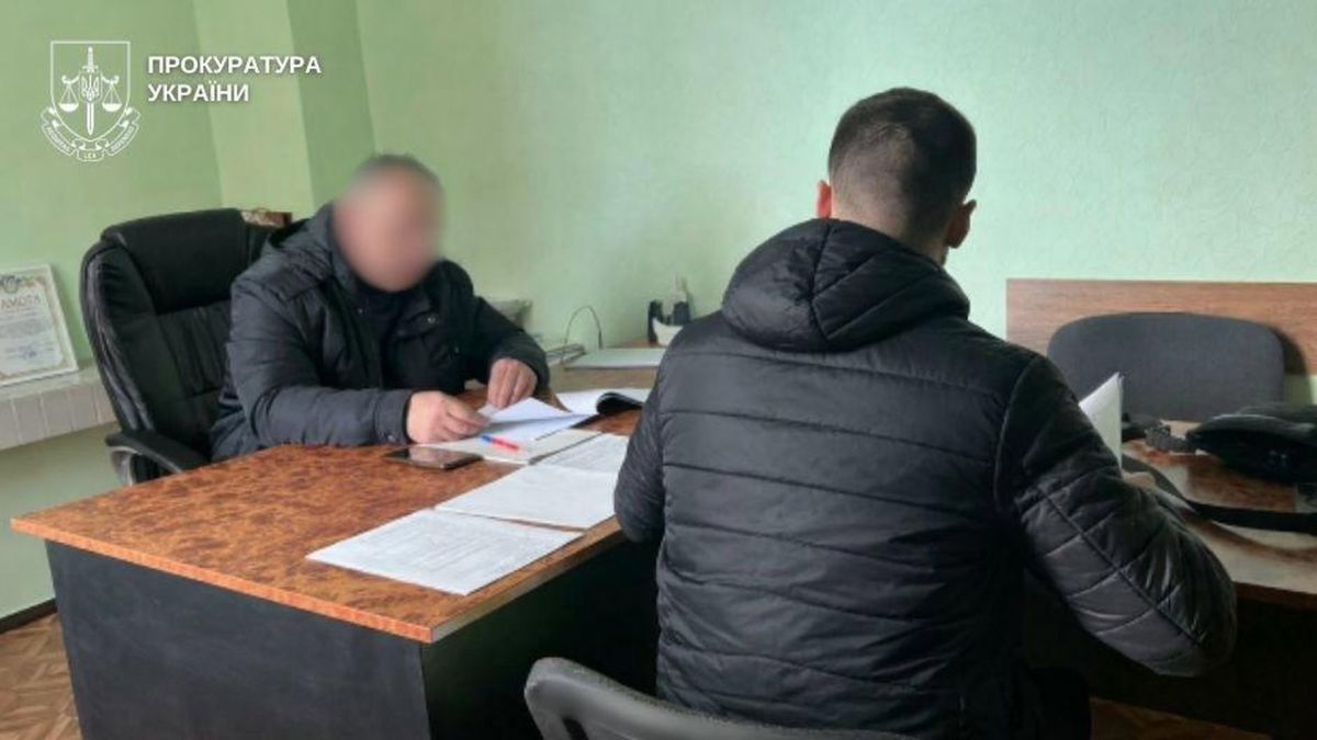 Посадовцю ШЕУ Деснянського оголосили підозру за переплату 1,2 млн на огородженні Прокурор вручає підозру заступнику начальника КП «ШЕУ Деснянського району» у службовому кабінеті