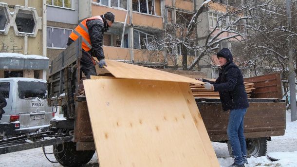 Укрзалізниця запроваджує динамічні ціни на квитки преміумсегмента Працівник комунальних служб вивантажує фанеру