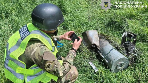 Удар по Бориспільському району: троє поранених, серед них дитина 2011 року Поліцейські Києва вилучають бойову частину дрона «Герань-2», знайдену біля дороги у Шевченківському районі після нічної атаки