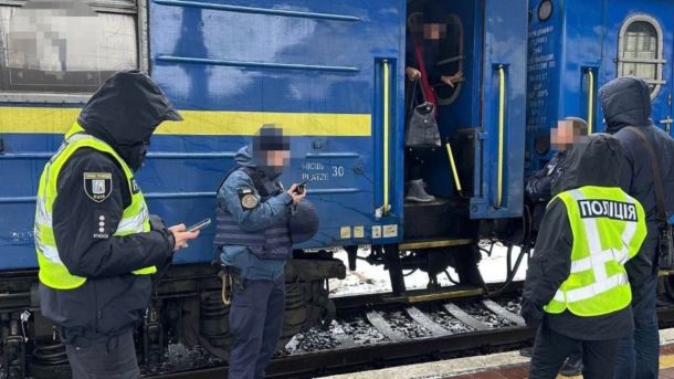 Керівник громадської організації який вимагав з військових 1,4 млн на дрони, йде під суд Поліцейські затримують підозрюваного біля синьо-жовтого пасажирського вагона на залізничному вокзалі в Києві