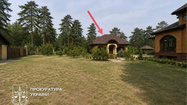 На Подолі вигоріла покрівля нежитлової будівлі Самочинно збудований житловий будинок на ділянці лісового фонду по вулиці Кіото у Деснянському районі Києва — суд зобов'язав знести споруди