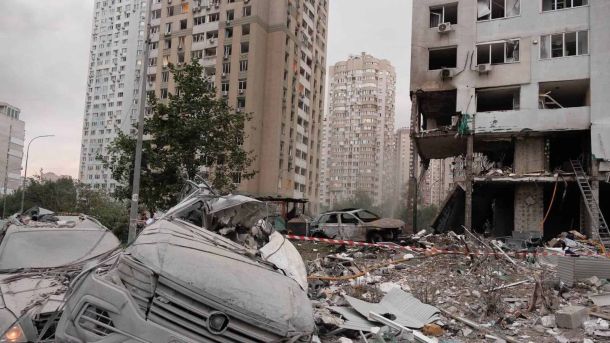 ДСНС і Укрзалізниця показали, як відновлюють рух після вибухів під Києвом (фото) Понівечені вибухом автомобілі на тлі частково зруйнованого житлового будинку в Києві