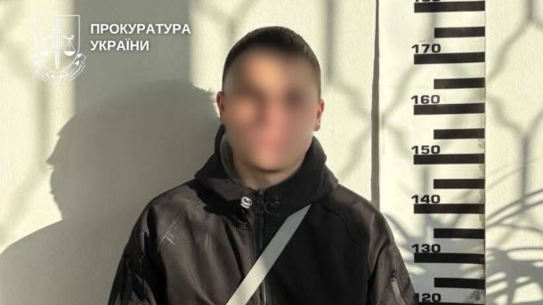 У Києві затримали начальника відділу ДПС за вимагання $500 щомісяця Підозрюваний у пособництві шахрайству з дронами стоїть біля ростоміра із заблюрованим обличчям у темній шкіряній куртці