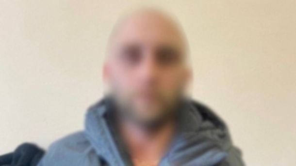У Києві судитимуть жінку за погрозу підірвати управління поліції Затриманий іноземець із розмитим обличчям у сірій толстовці, підозрюваний у жорстокому побитті киянина в готелі у Шевченківському районі Києва