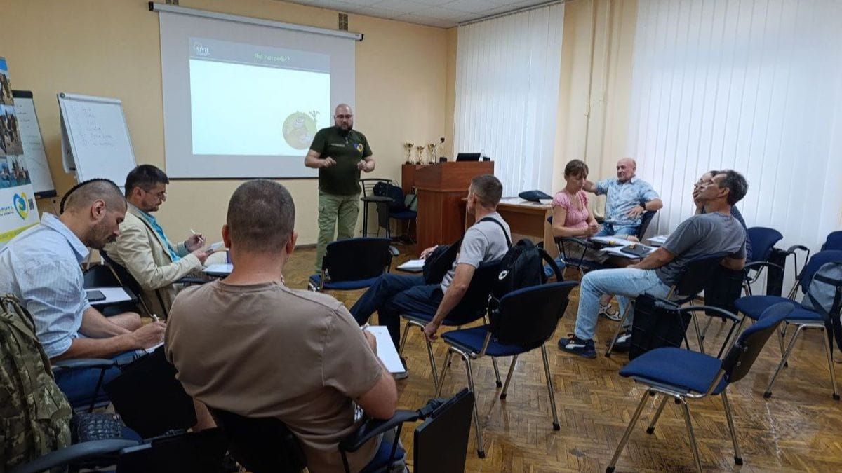 У Києві ветеранів навчатимуть бізнесу: дводенний тренінг із підготовки грантових заявок Група людей бере участь у тренінгу в аудиторії