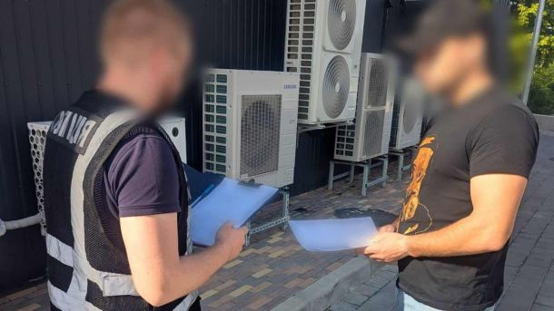 Посадовці громади на Київщині продавали фіктивне бронювання по 4500 доларів Учасники організованої групи у Києві заволоділи 3,5 млн грн з бюджету ПФУ через завищення вартості ремонту і обладнання