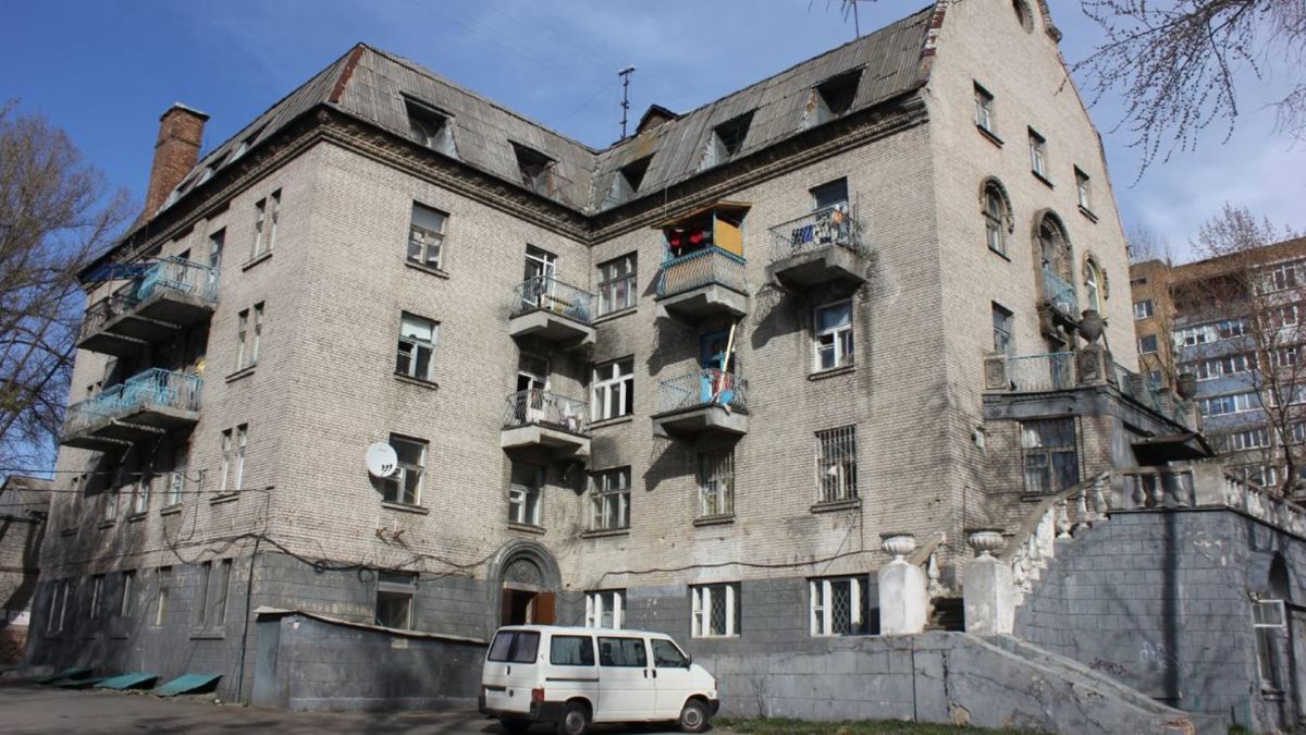 Гуртожиток на Іоанна Павла ІІ знесли у 2015 році заради 24-поверхівки Чотириповерховий гуртожиток із мансардою у стилі маньєризму-бароко на розі вулиць Ґедройця та Брановицького в Києві, знесений у 2015 році