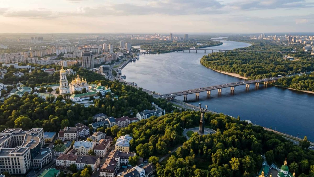 На Теремках збережуть 160 дерев завдяки оптимізованому маршруту тепломережі Панорама Києва з висоти: Дніпро, мости і зелені схили правого берега