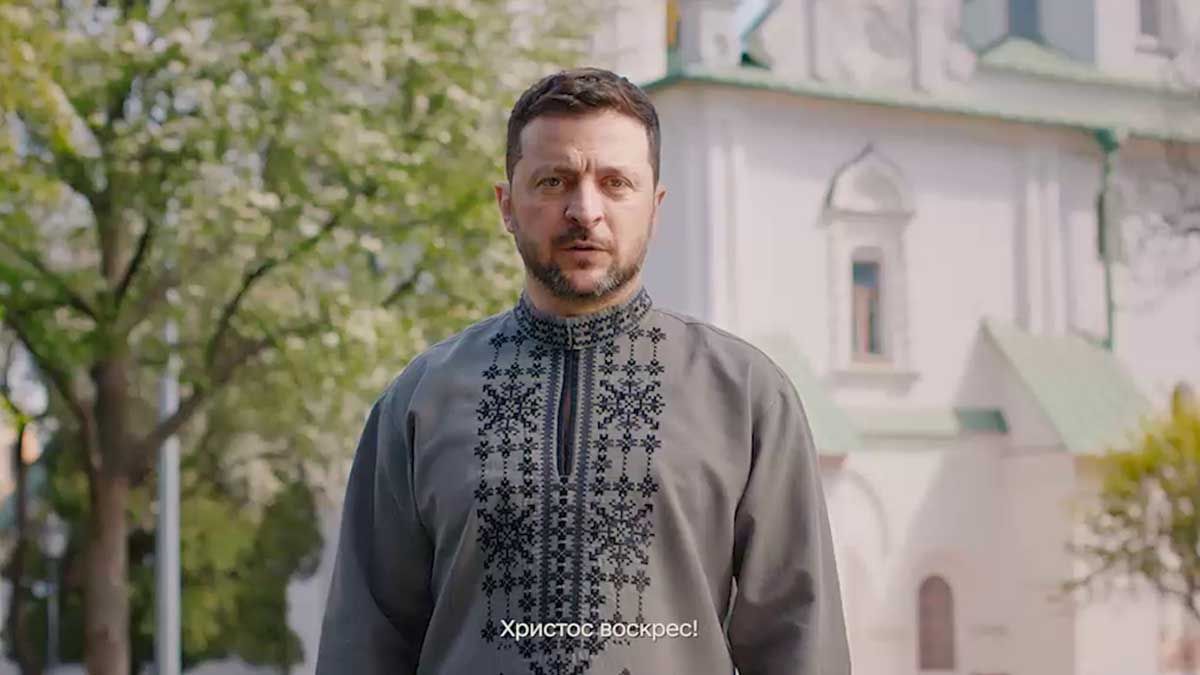 Президент України Володимир Зеленський прибув до Рима на похорон Папи Франциска a man standing outside in front of a building