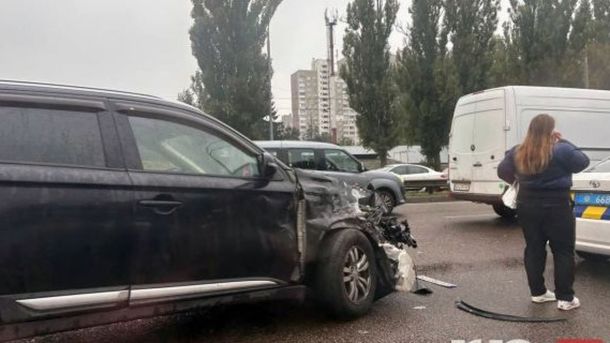 Посадовця Голосіївської РДА підозрюють у розкраданні майже 1 млн грн на ремонті укриття ДТП у Києві: пошкоджений чорний позашляховик із розбитим переднім лівим боком на проспекті