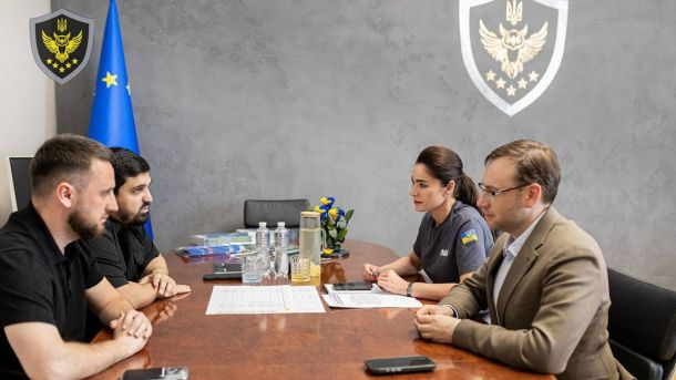 У Києві прощаються з рятувальниками, загиблими під час повторного вибуху після атаки РФ У Києві прощаються з рятувальниками, загиблими під час повторного вибуху після атаки РФ