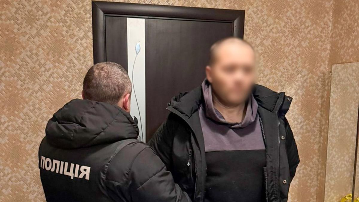 В Києві викрили шахрая, який за $5 200 обіцяв «зняти з обліку» Поліцейський і підозрюваний