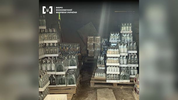 Поліцейського Подільського району Києва перевіряють за грубість до громадянина Вилучений фальсифікований алкоголь та тютюн на Київщині на суму понад 2,1 млн грн під час обшуку БЕБ
