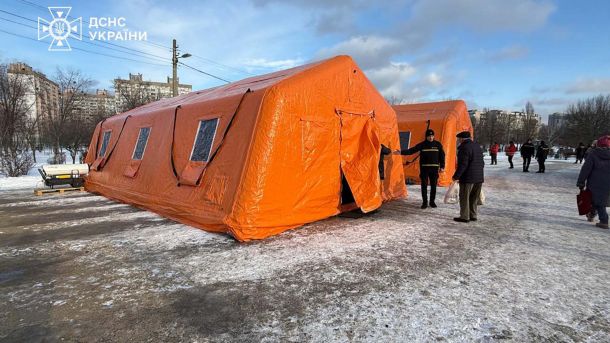 У Києві працює 1300 пунктів незламності: де зігрітися після атаки Два велики намети – пункти незламності